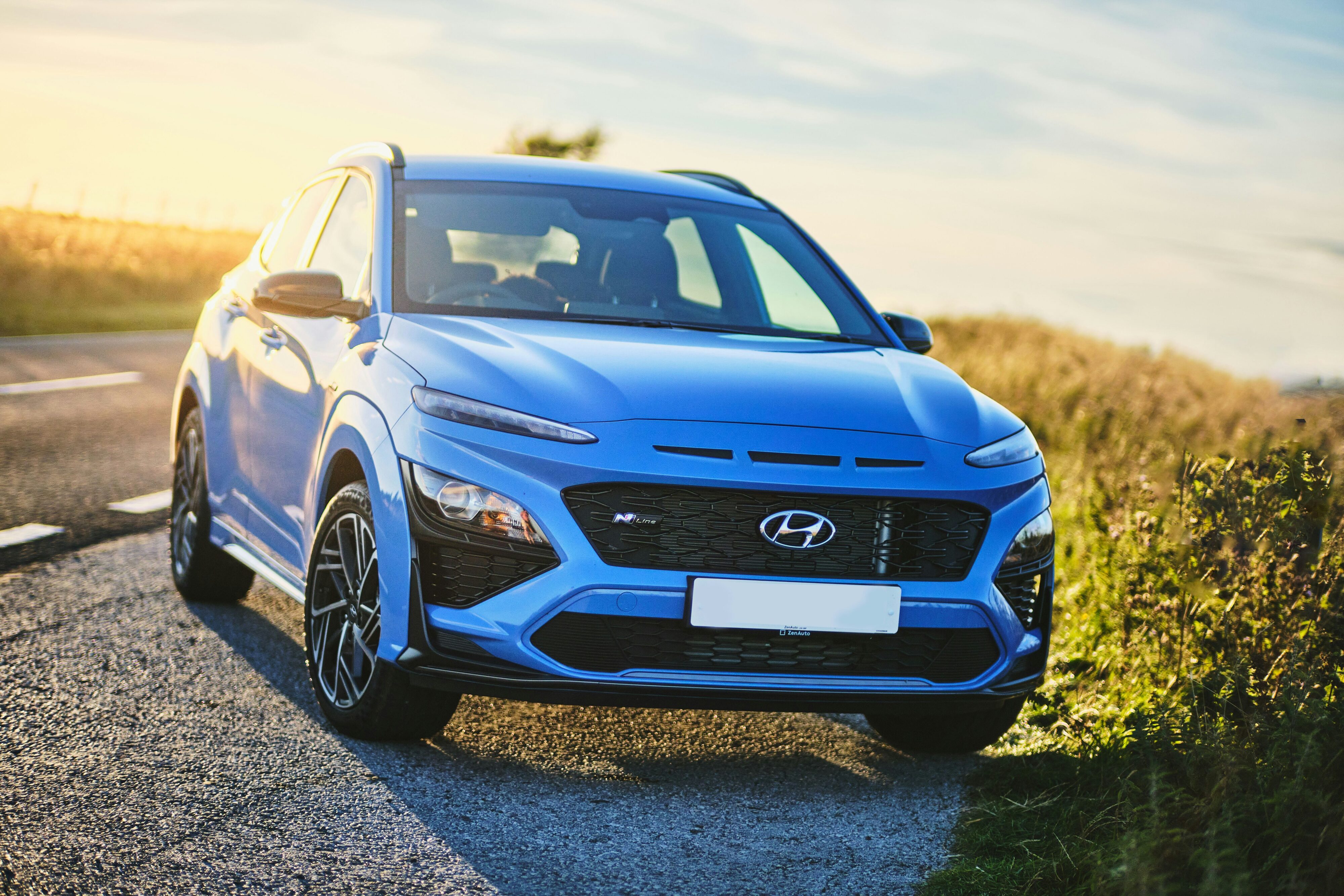 Blauer Hyundai Kona N Line in schräger Frontansicht am Straßenrand