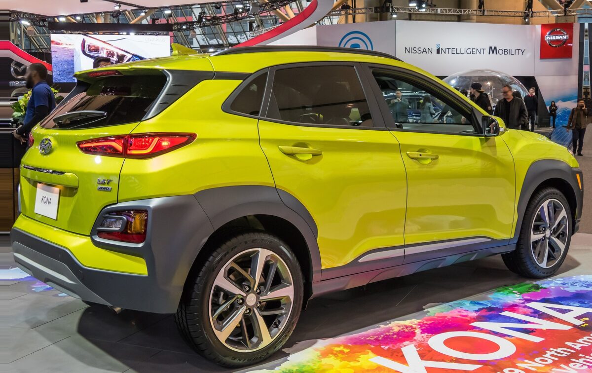 Grüner Hyundai Kona der ersten Generation in seitlicher Heckansicht