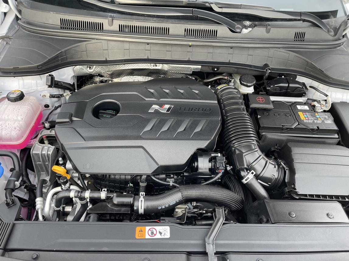 Motorraum eines Hyundai Kona N mit Turbo-Benzinmotor