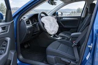 Innenraum eines Unfallautos mit ausgelöstem Fahrerairbag ohne Insassen