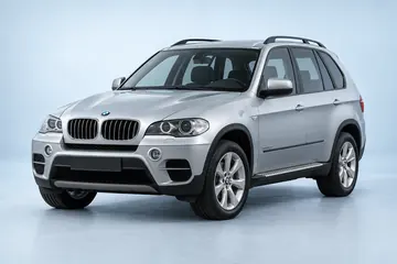 Silberner BMW X5 E70 in schräger Frontansicht