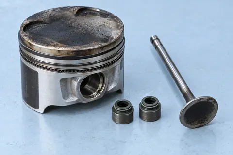 Kolben, Kolbenringe und Ventilschaftdichtungen zur Erklärung von Ölverbrauch