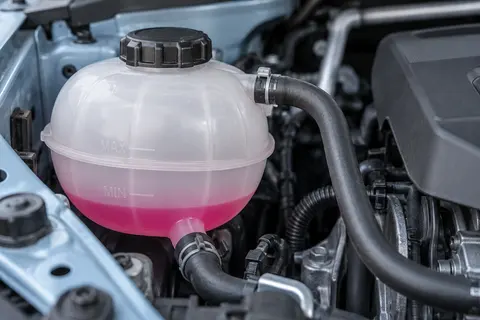 Kühlmittel-Ausgleichsbehälter im Motorraum