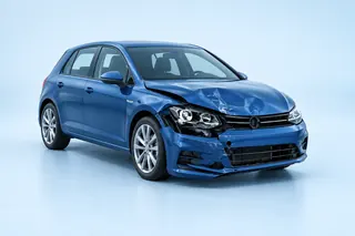 Blaues Unfallauto mit beschädigter Motorhaube, Scheinwerfer und Frontstoßfänger